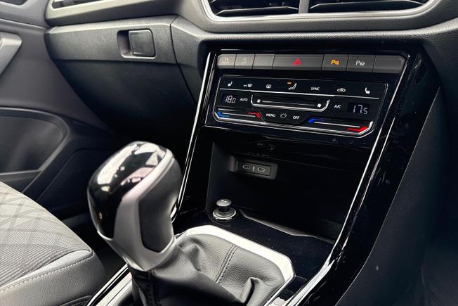 VOLKSWAGEN T-Roc Photo 25