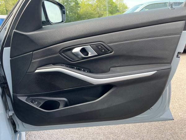 BMW 3 Series Photo autoimg-0fc331eed8c33dc19f0e366b90c7d13e942d5927.jpg