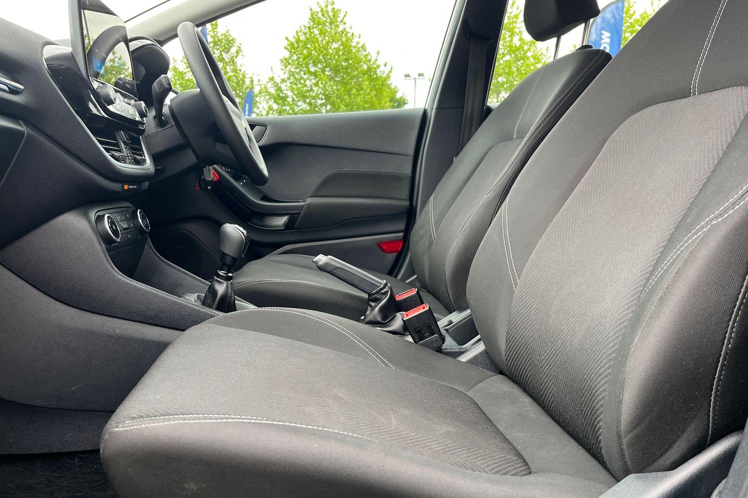 Ford FIESTA Photo 18