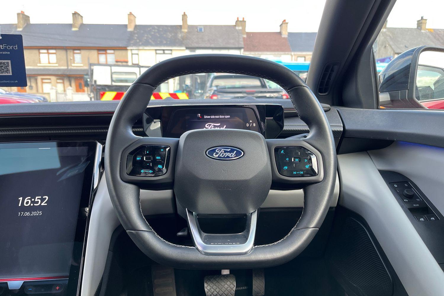Ford Explorer Photo 11