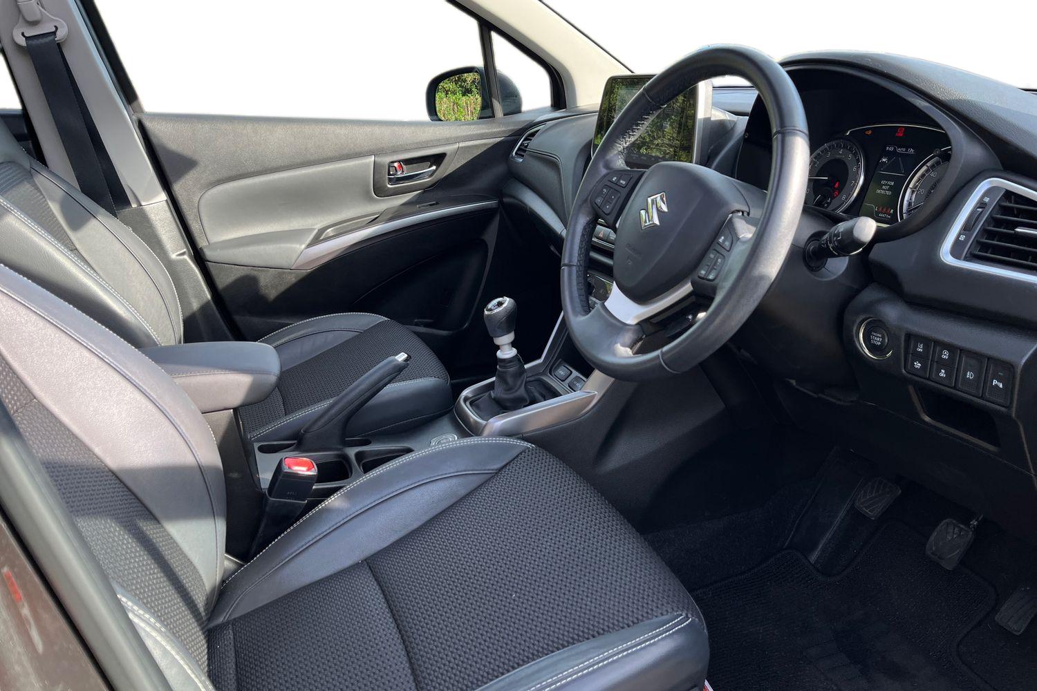 Suzuki S-Cross Photo 8