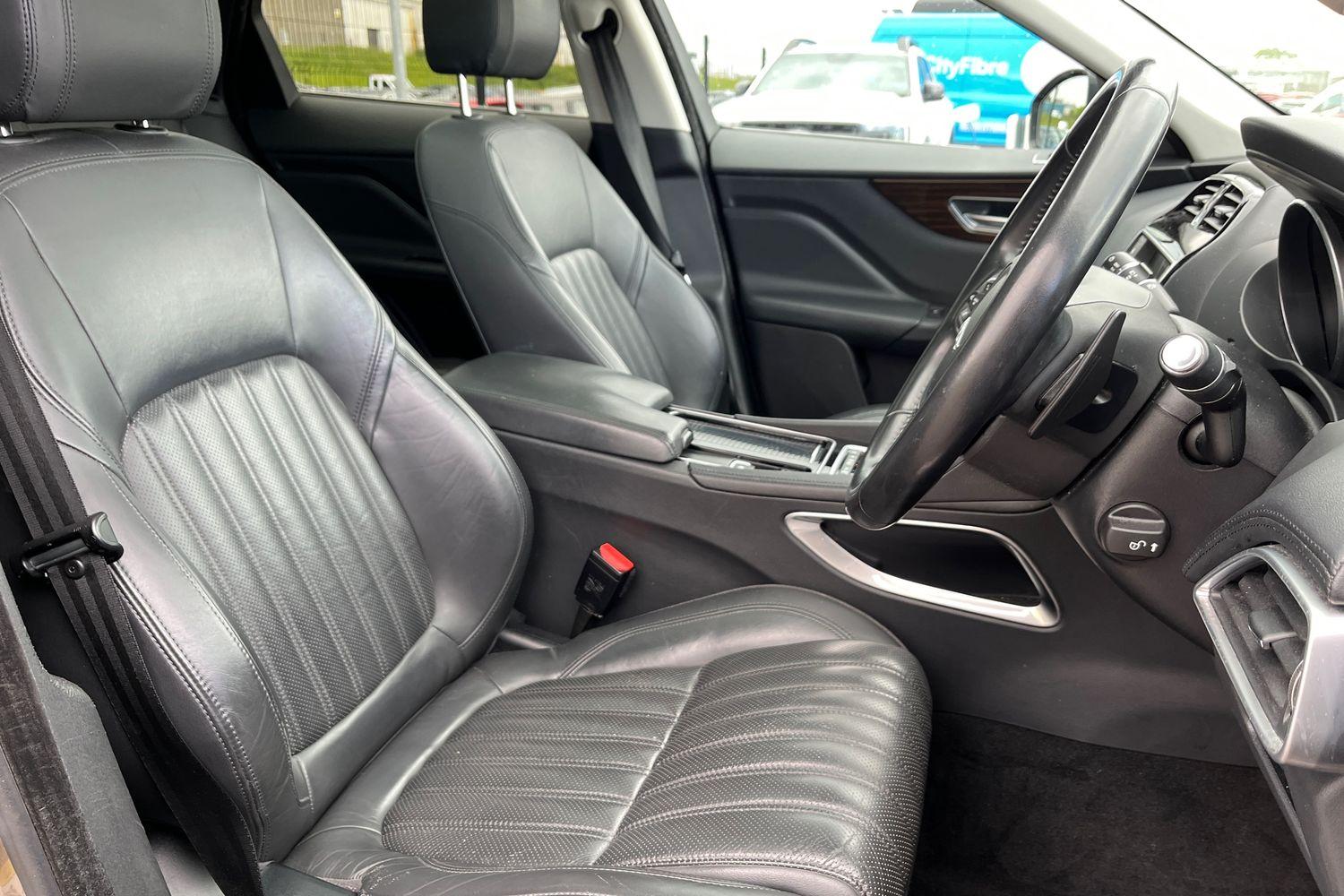 Jaguar F-PACE Photo 16