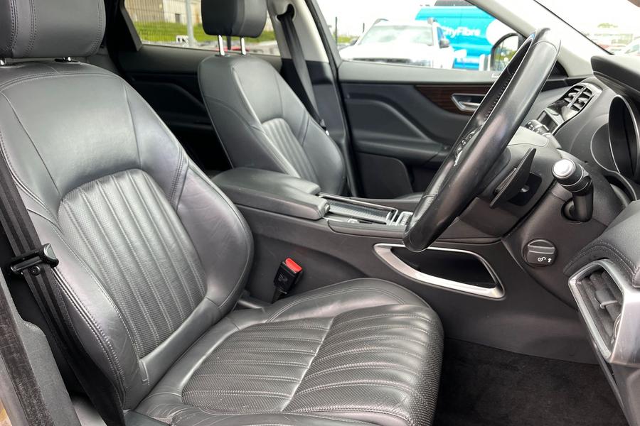 Jaguar F-PACE Photo autoimg-100842fd29ff529790dad8cf0d70ecc7fad052a8.jpg