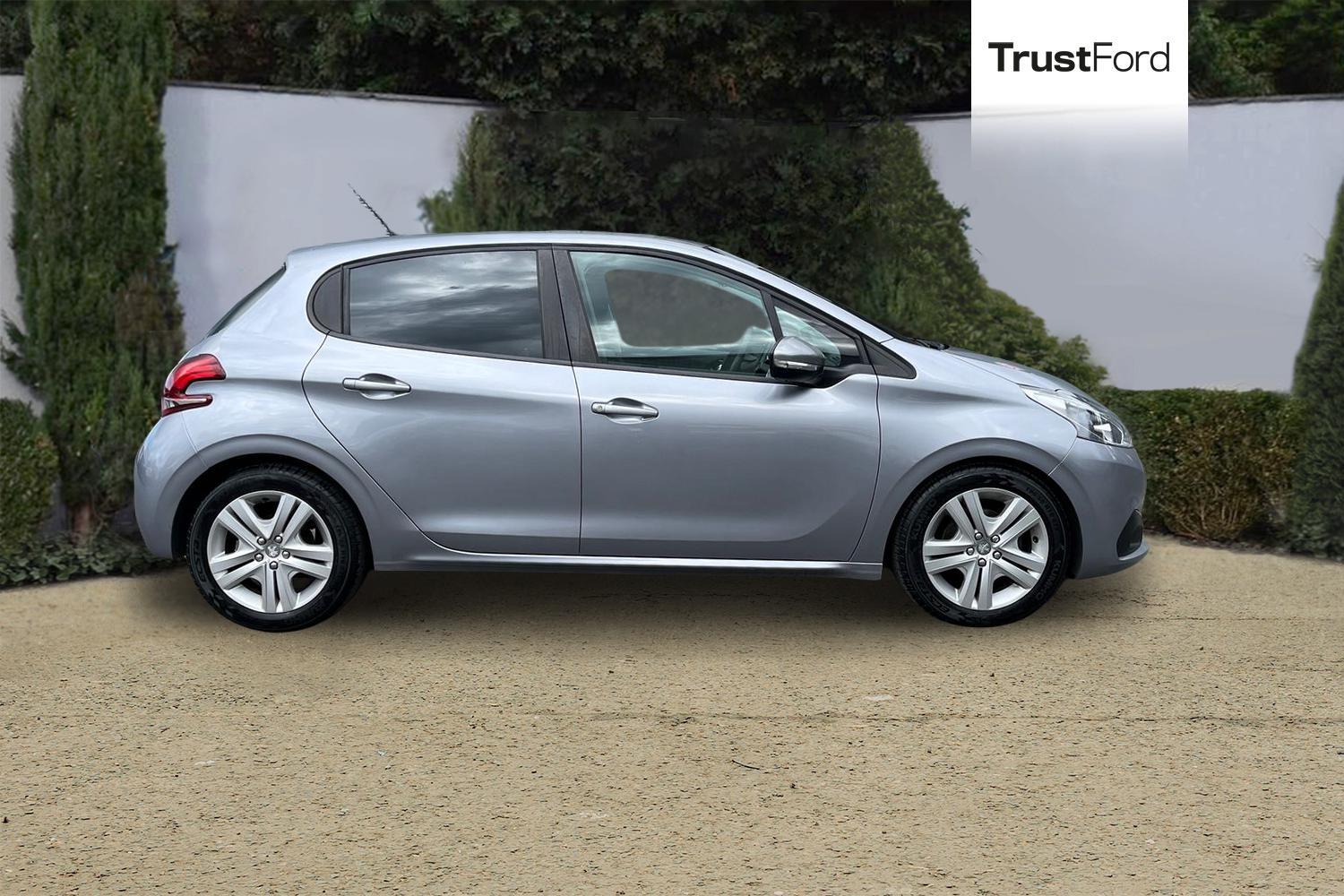Peugeot 208 Photo 2