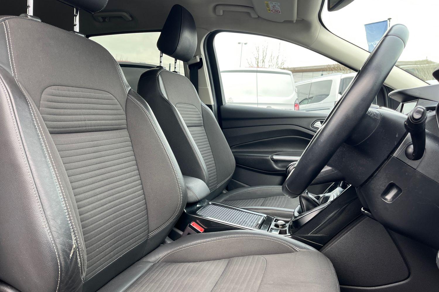 Ford KUGA Photo 16