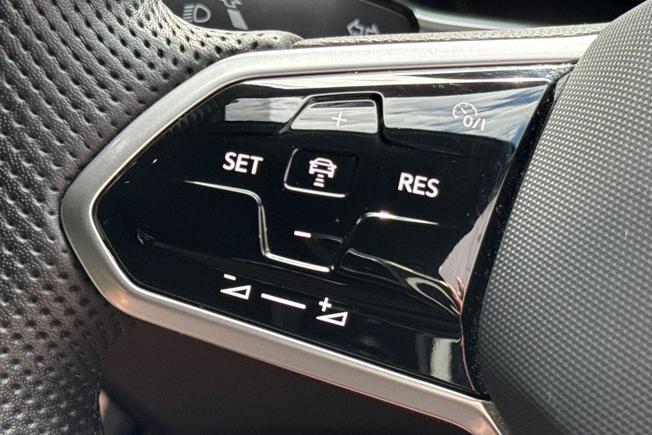 VOLKSWAGEN T-Roc Photo 16