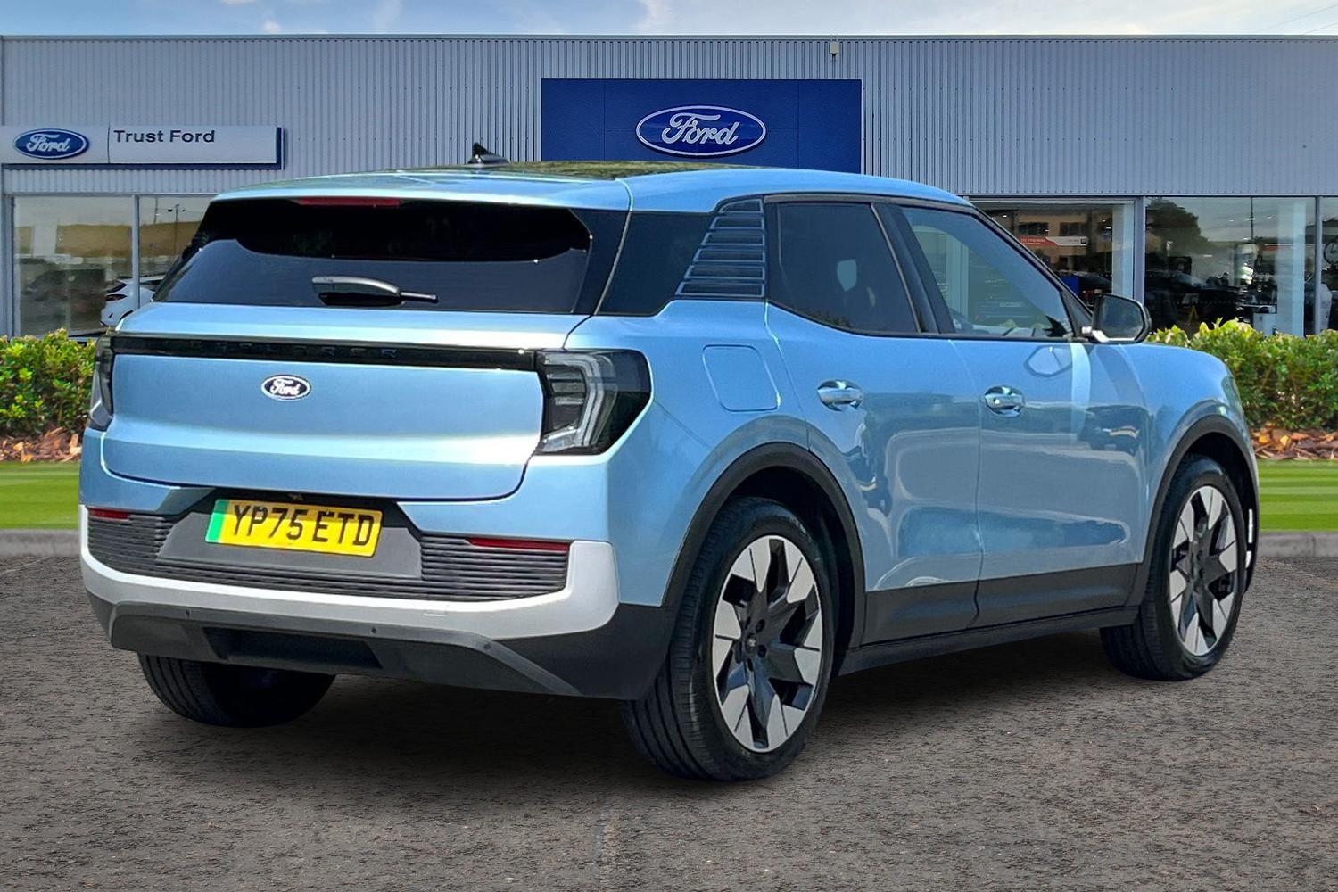 Ford Explorer Photo 3