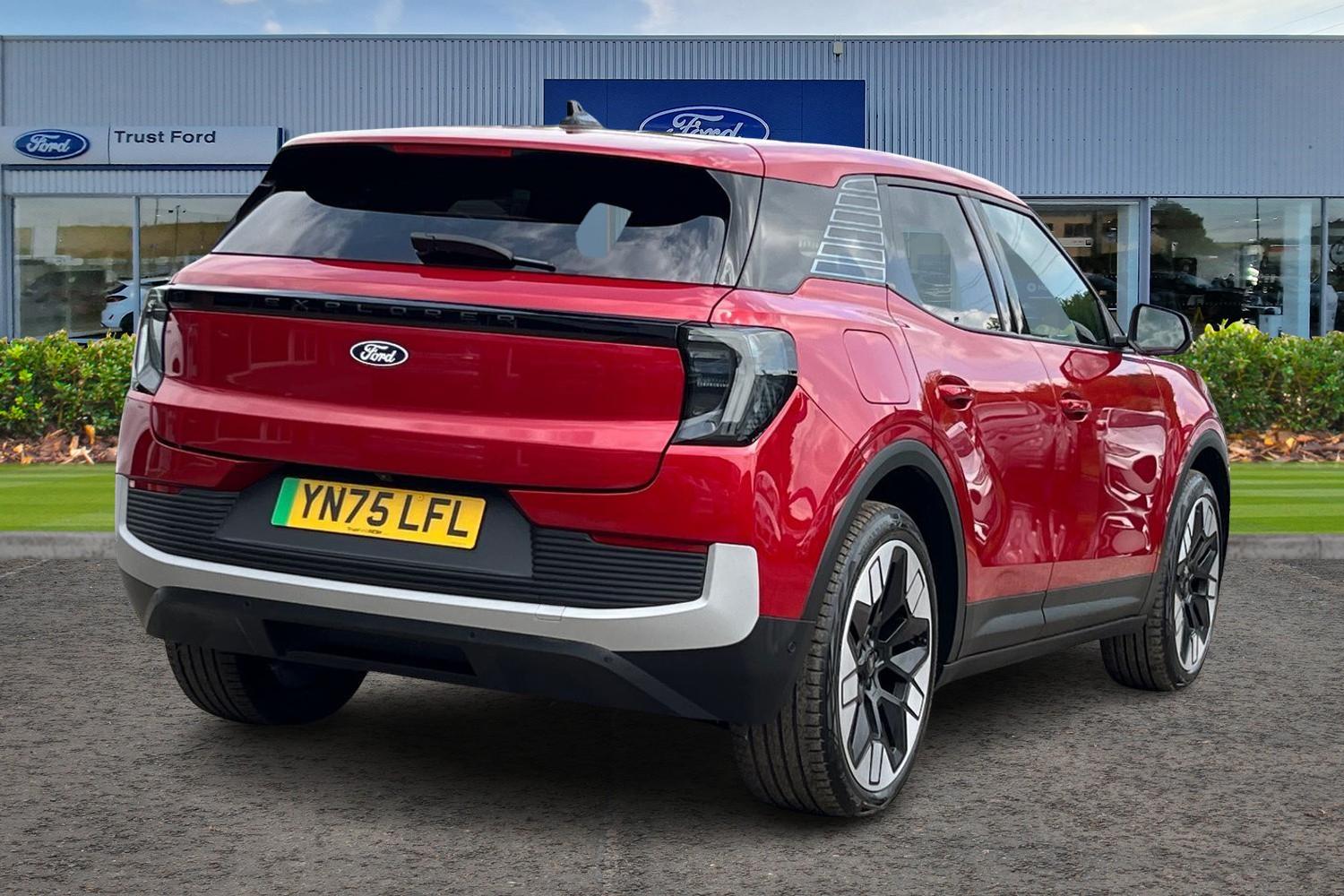 Ford EXPLORER Photo 3