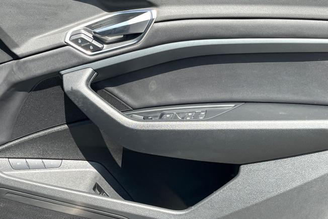 AUDI e-tron Photo 40