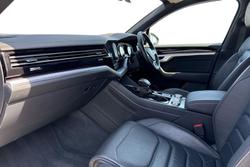 VOLKSWAGEN Touareg Photo 2