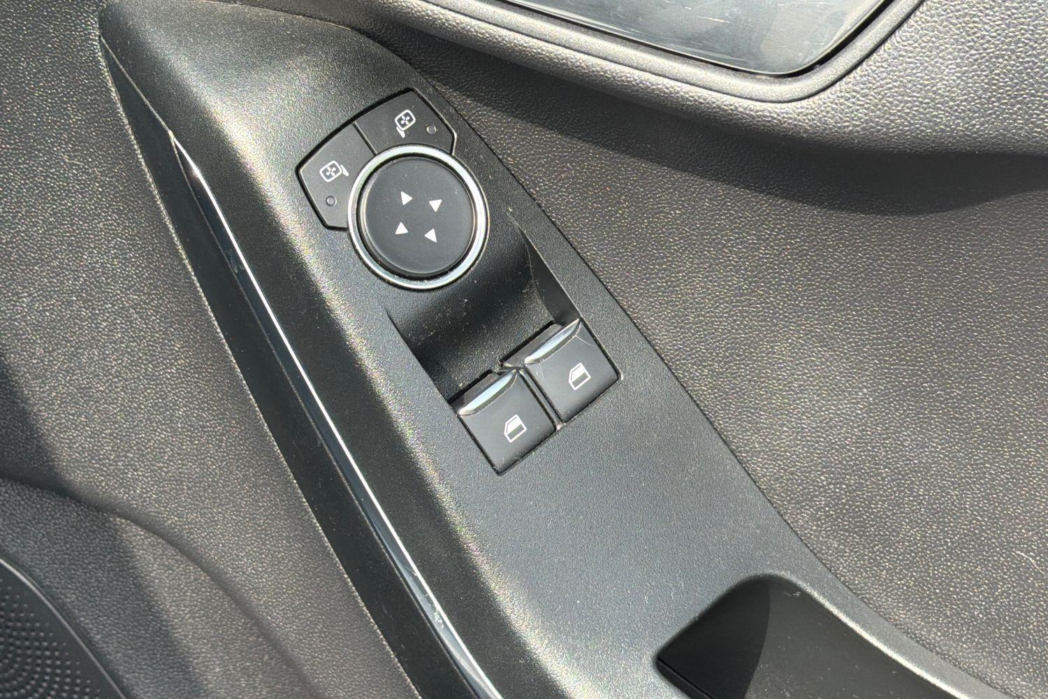 Ford FIESTA Photo 15