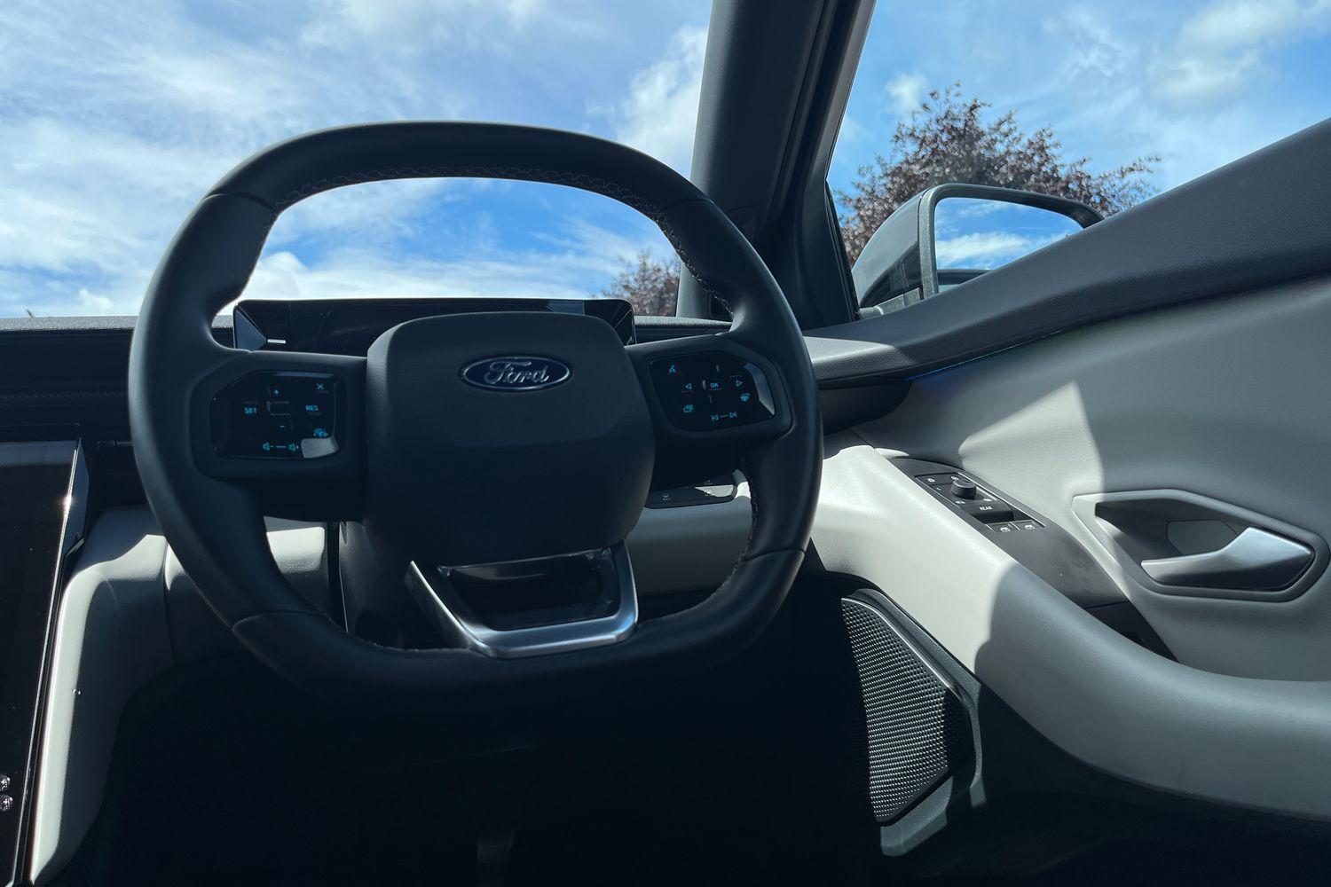 Ford Explorer Photo 11