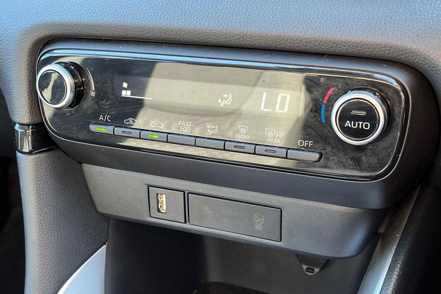 Toyota YARIS Photo autoimg-114cf625d8cfddcf21ac71be5aa157e3bf98b5eb.jpg