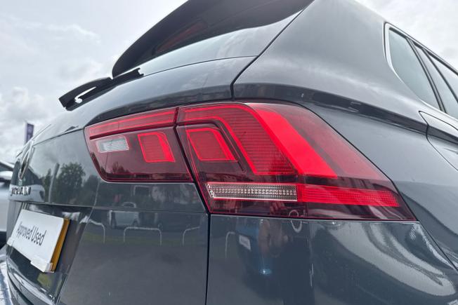 VOLKSWAGEN Tiguan Photo 18