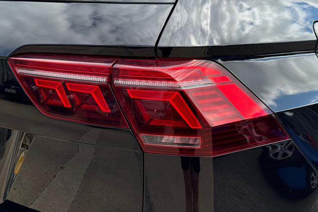 VOLKSWAGEN Tiguan Photo 18