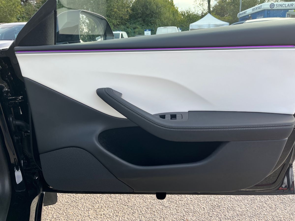 TESLA Model 3 Photo 26