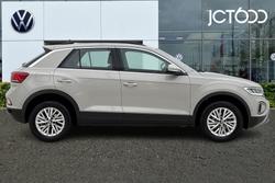 Volkswagen T-Roc Photo 4