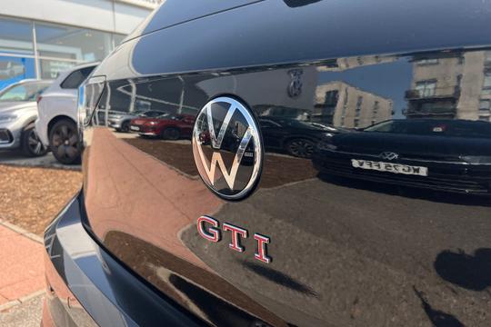Volkswagen Golf Photo autoimg-11df13f1fbf97d3f7681ecad9921366c5f96413b.jpg