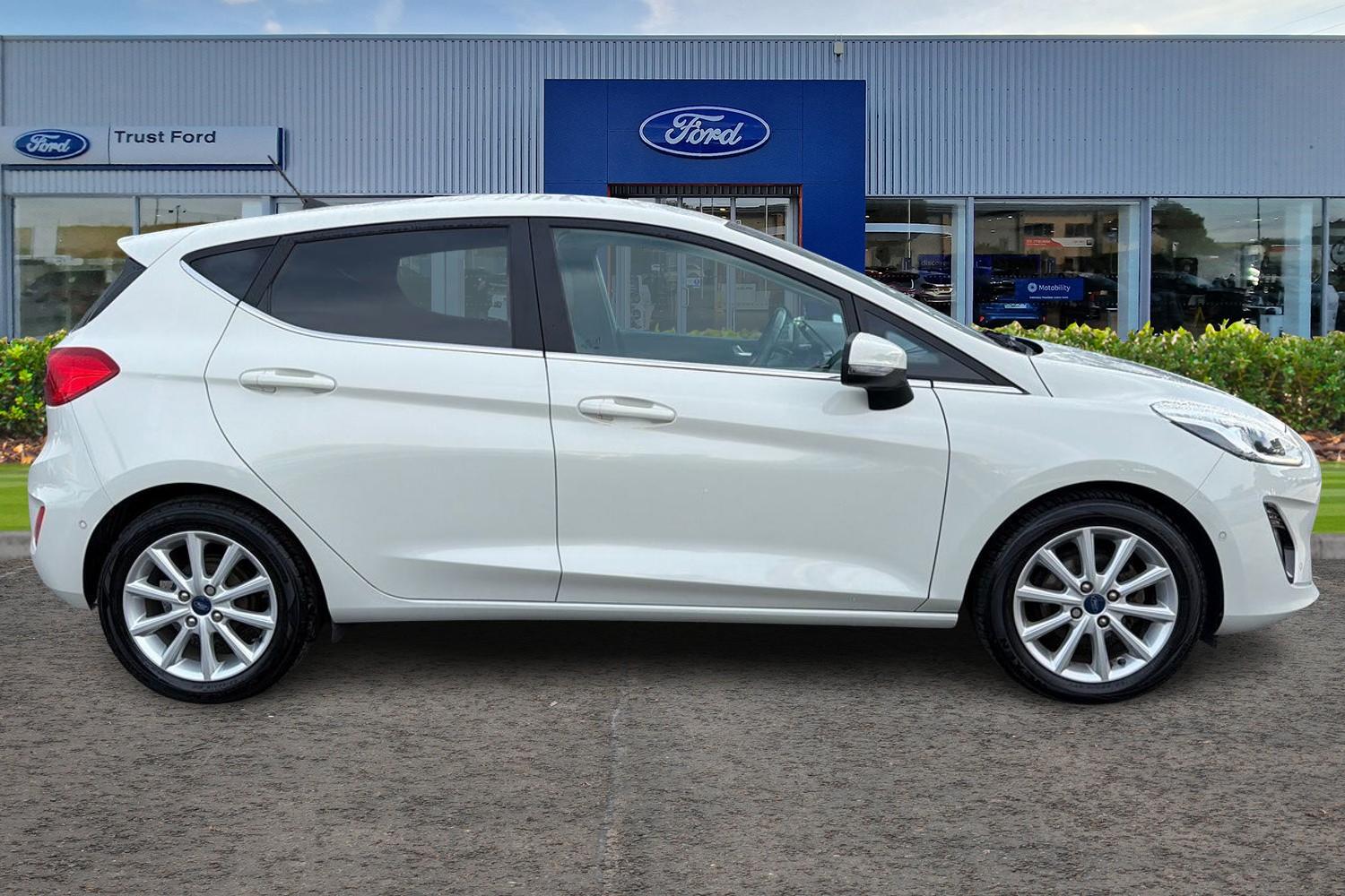 Ford FIESTA Photo 2