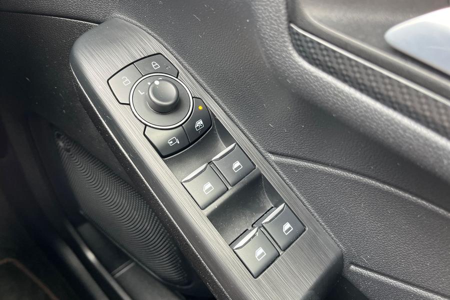 Ford KUGA Photo autoimg-12227a9d94bff34e311a48aaa0c073d930466617.jpg