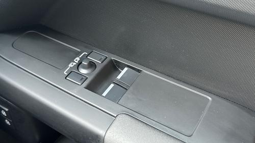 Land Rover Defender Photo autoimg-1242e828d33ae1cce8c30833b7ac5395b4300557.jpg
