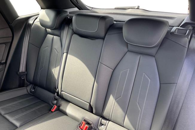 AUDI Q4 e-tron Photo 9