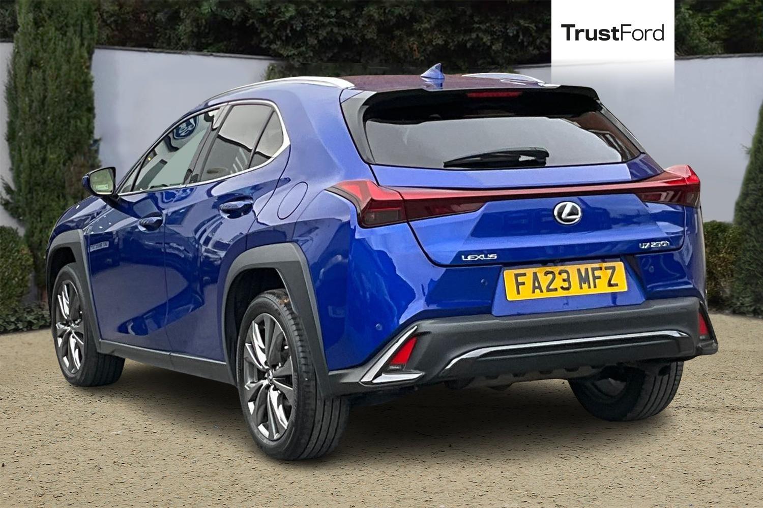 Lexus UX Photo 1