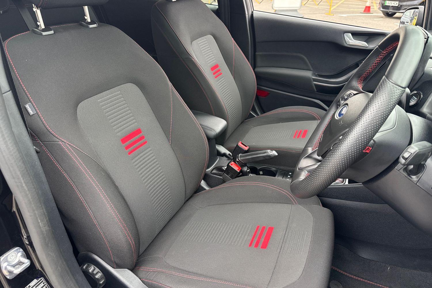 Ford FIESTA Photo 16