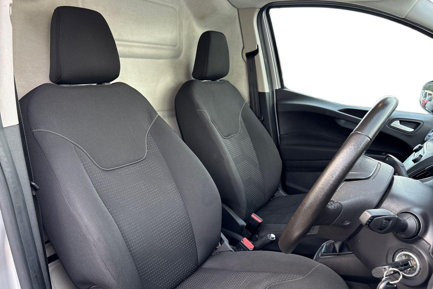 Ford TRANSIT COURIER Photo 10