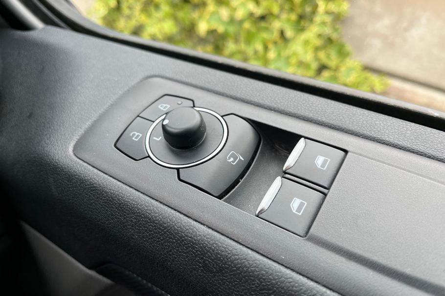 Used Ford TRANSIT CUSTOM LG74NVL 26