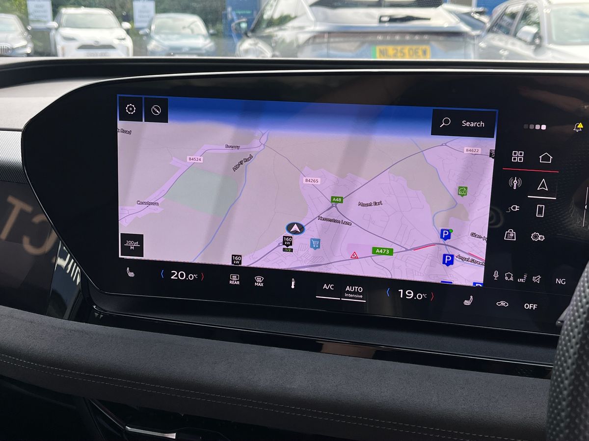 Audi Q6 e-tron Photo 10