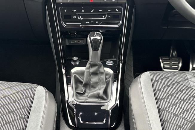 VOLKSWAGEN T-Roc Photo 24