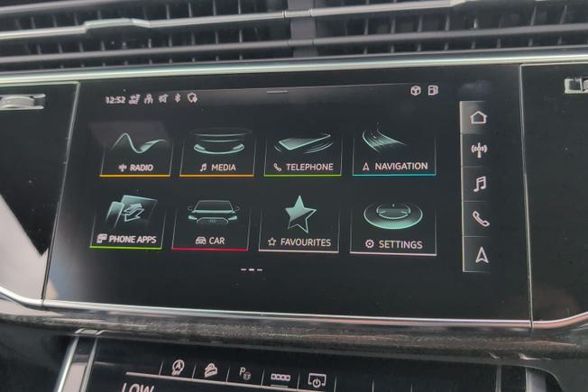 AUDI Q8 Photo 13