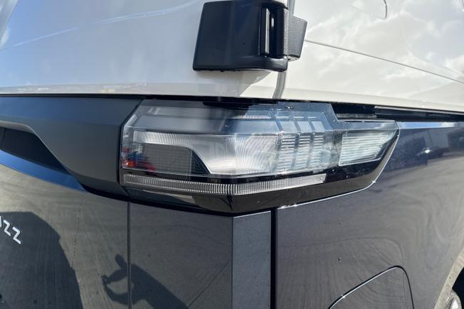 VOLKSWAGEN ID. Buzz Cargo Photo 18