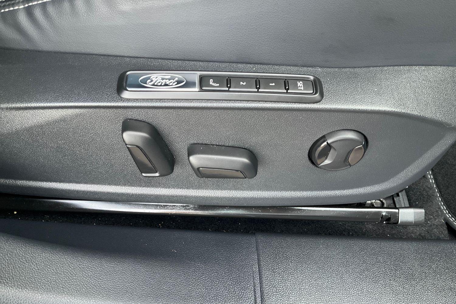 Ford EXPLORER Photo 35