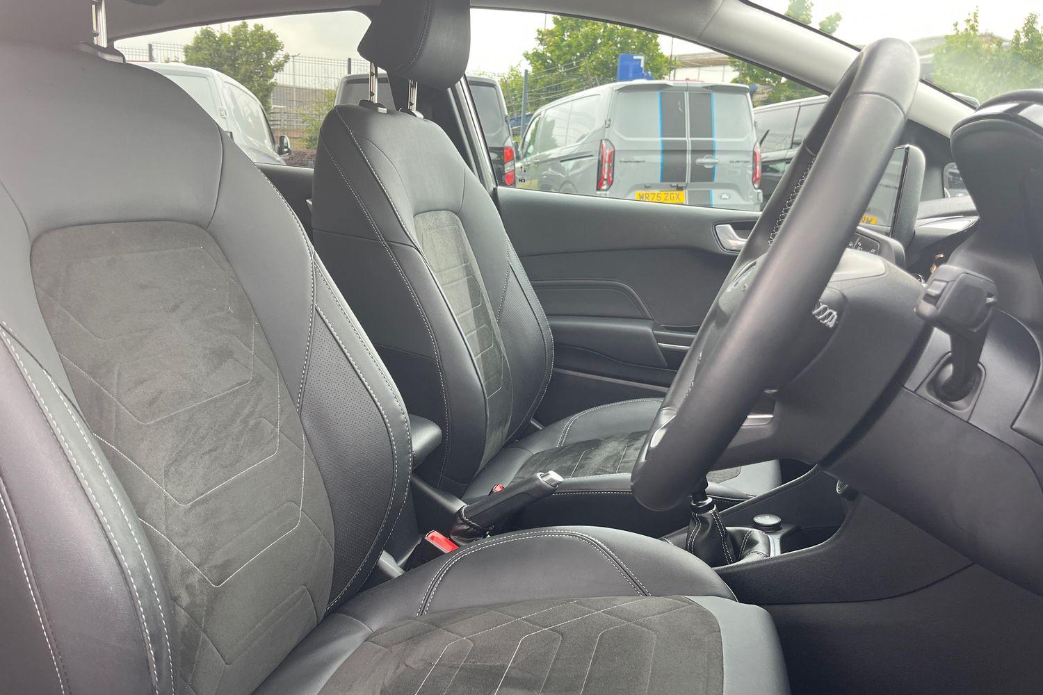 Ford FIESTA Photo 16