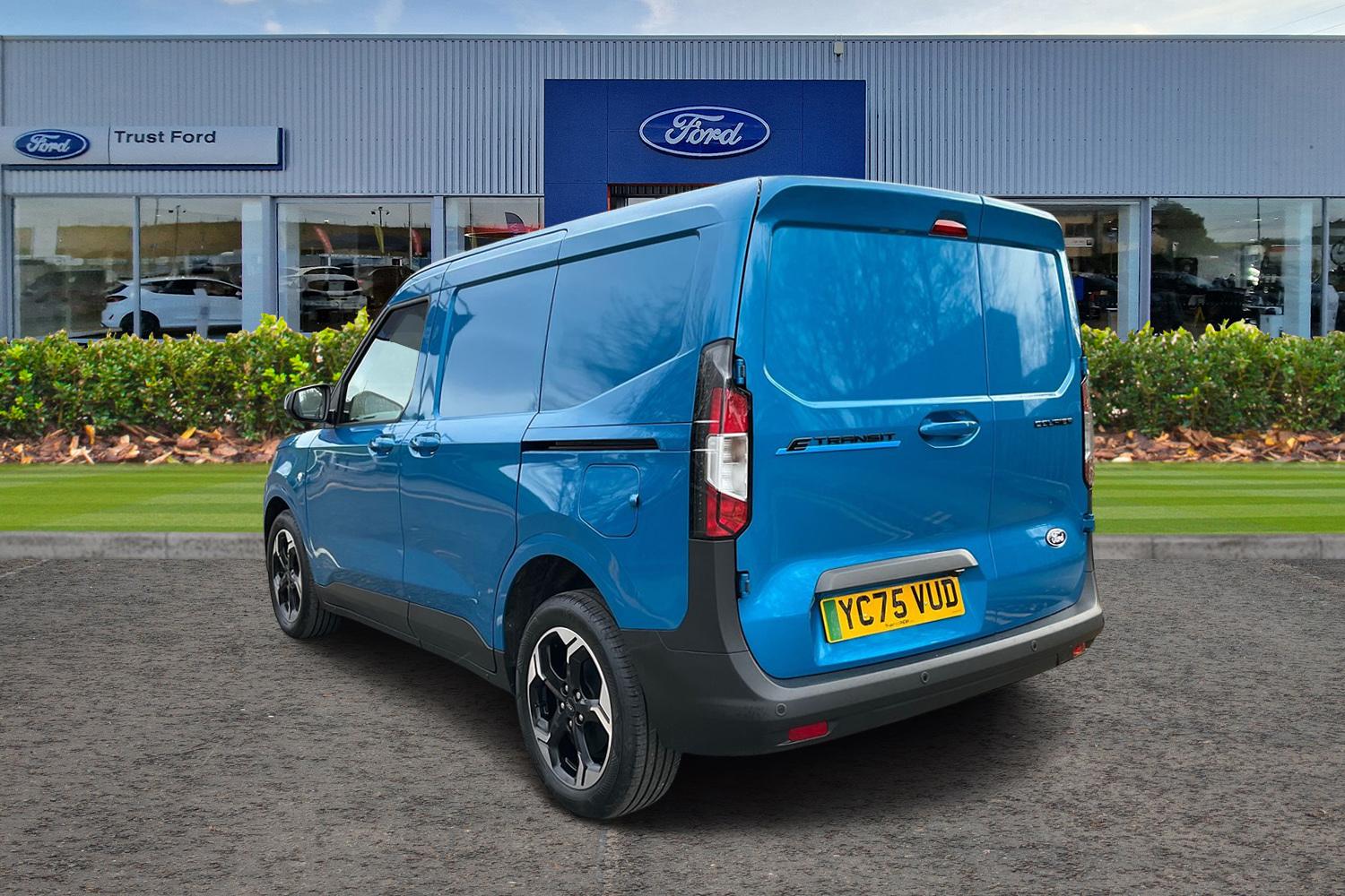Ford E-TRANSIT COURIER Photo 1
