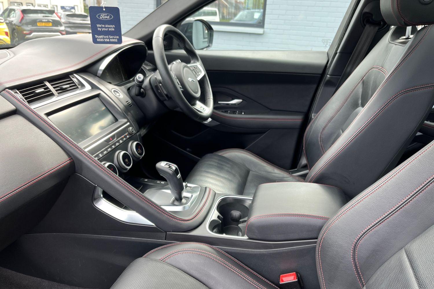 Jaguar E-PACE Photo 17