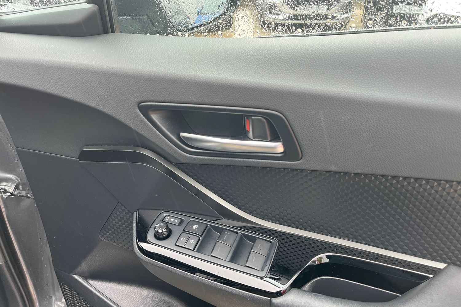 Toyota C-HR Photo 24