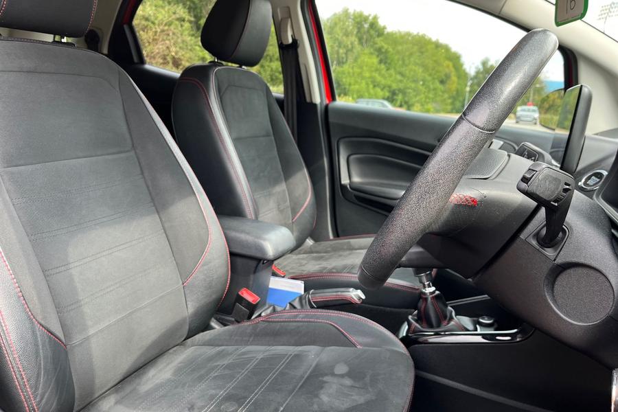 Ford EcoSport Photo autoimg-13b076923acfc7845fe89911345d2d602fc6308d.jpg