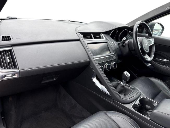 JAGUAR E-Pace Photo 2