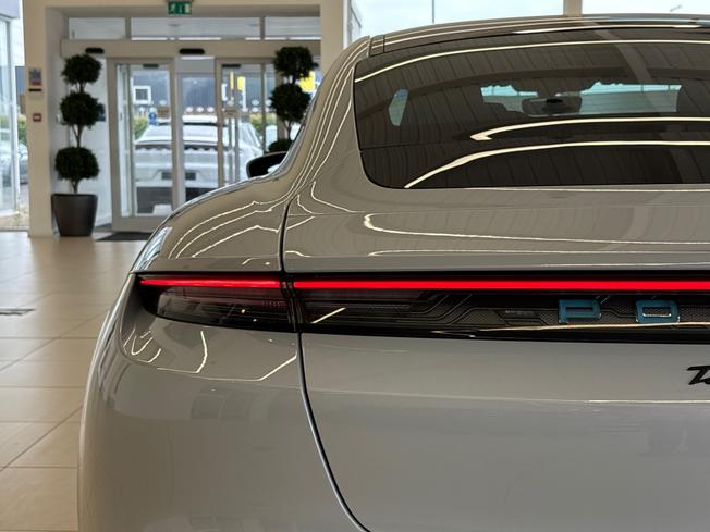 Porsche Taycan Photo 23
