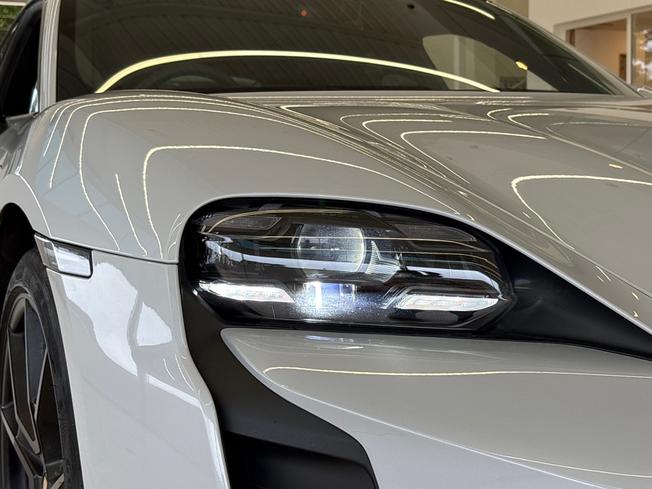 Porsche Taycan Photo 21