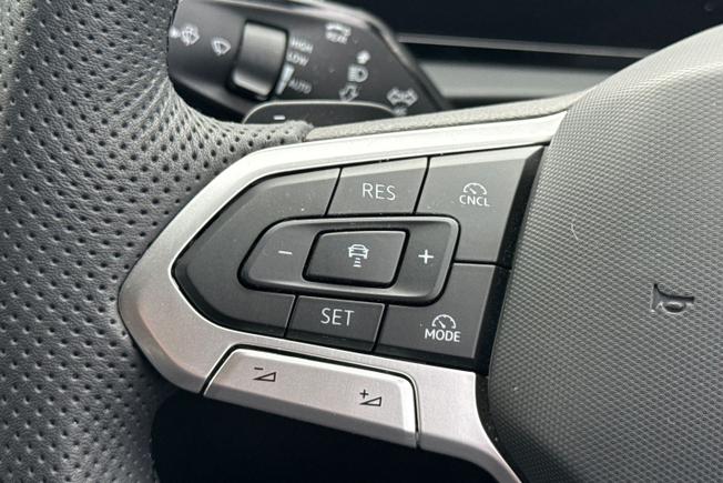 VOLKSWAGEN Tiguan Photo 16