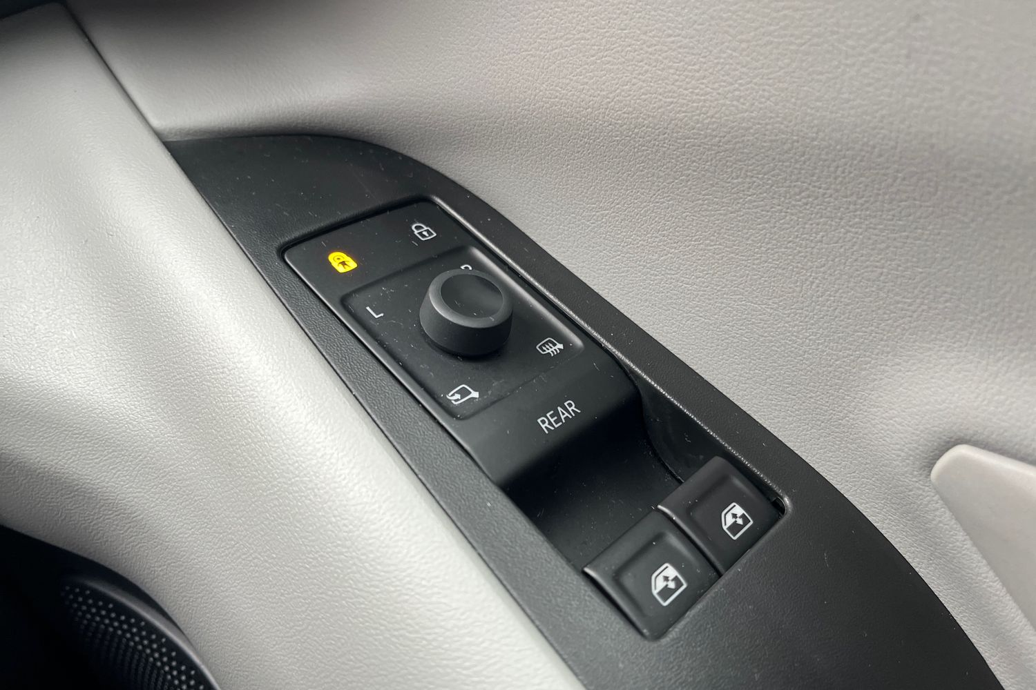 Ford Explorer Photo 15