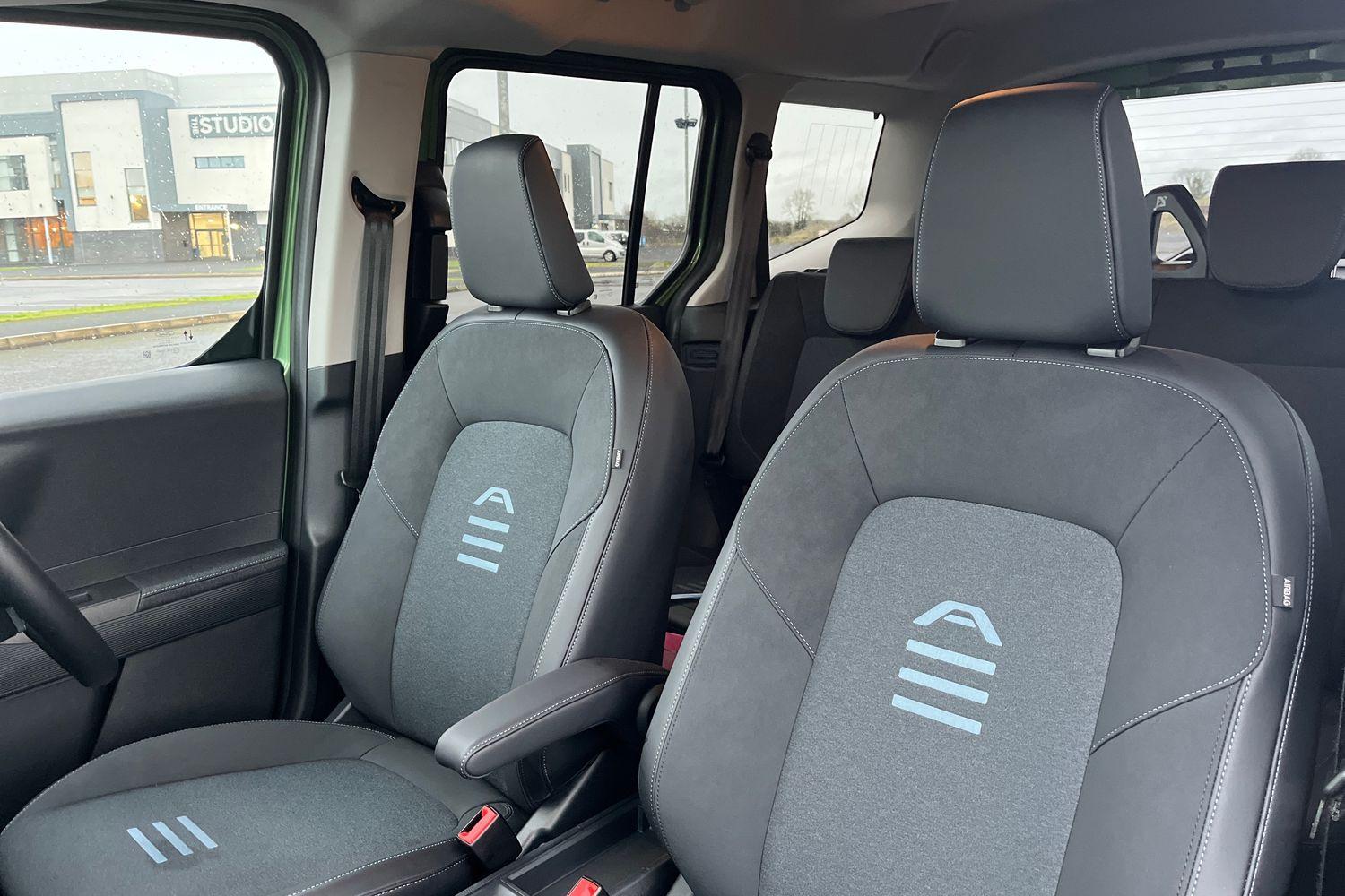 Ford E-Tourneo Courier Photo 18