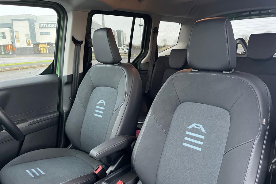 Ford E-Tourneo Courier Photo autoimg-140e1461ece561c2b157f1c8395a80057c0ccf44.jpg