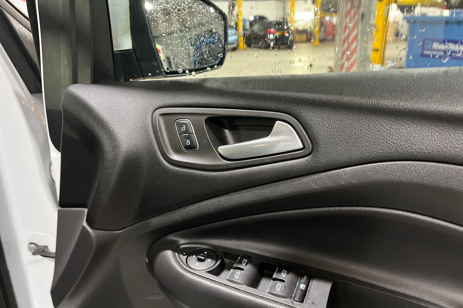 Ford KUGA Photo 24