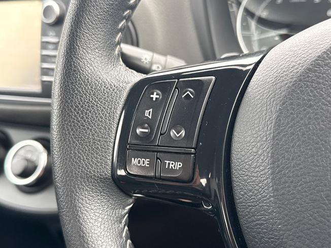 TOYOTA Yaris Photo 16