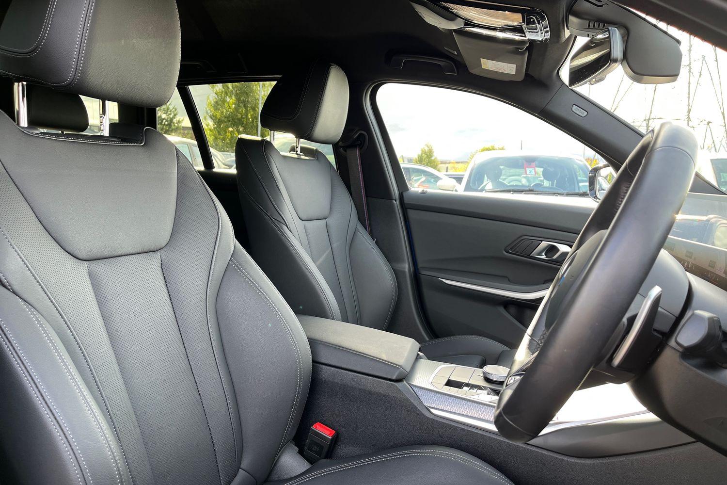 BMW 3 Series Photo 16